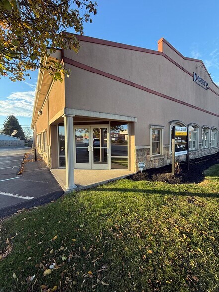 More Photos Of 869 W 2nd St, Xenia Showroom For Lease