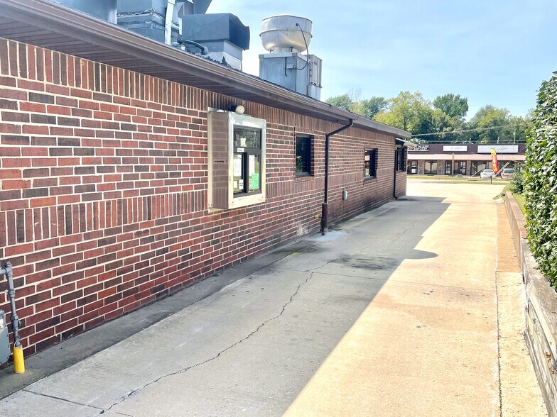 More Photos Of 924 N Main St, Mountain Grove Restaurant For Sale