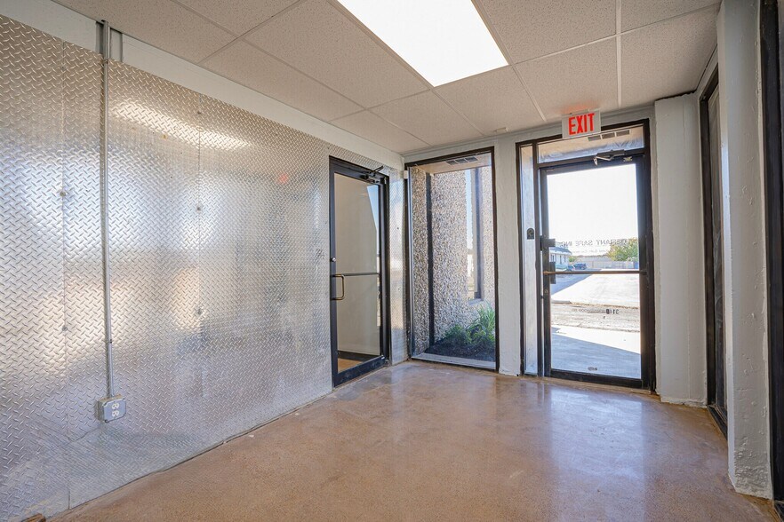 More Photos Of 3130-3140 Towerwood Dr, Farmers Branch Light Manufacturing For Lease