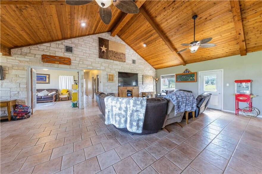 More Photos Of 101 Oakwood Trl, Cedar Park Light Distribution For Lease