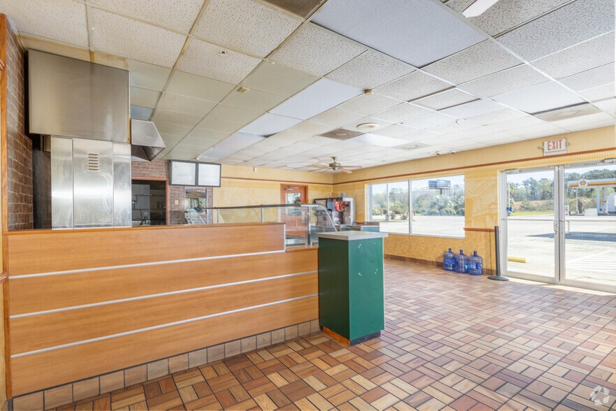 More Photos Of 5 Lane St, Yemassee Storefront For Sale