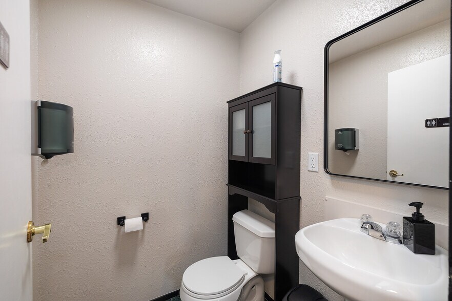 More Photos Of 320 W Alder St, Shelton Office Residential For Sale