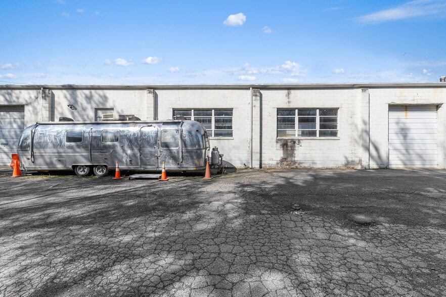 More Photos Of 55 Poplar St, Stamford Light Distribution For Sale