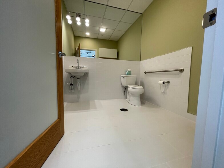 More Photos Of 2108-2260 Ferry Rd, Naperville Showroom For Sale