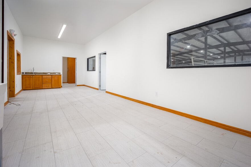 More Photos Of 6600 S I 35 Service Rd, Oklahoma City Flex For Lease