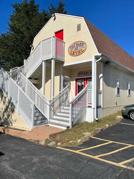 More Photos Of 7687 MacArthur Blvd, Potomac Office For Sale