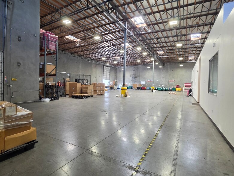 More Photos Of 7555 N San Fernando Rd, Burbank Manufacturing For Lease