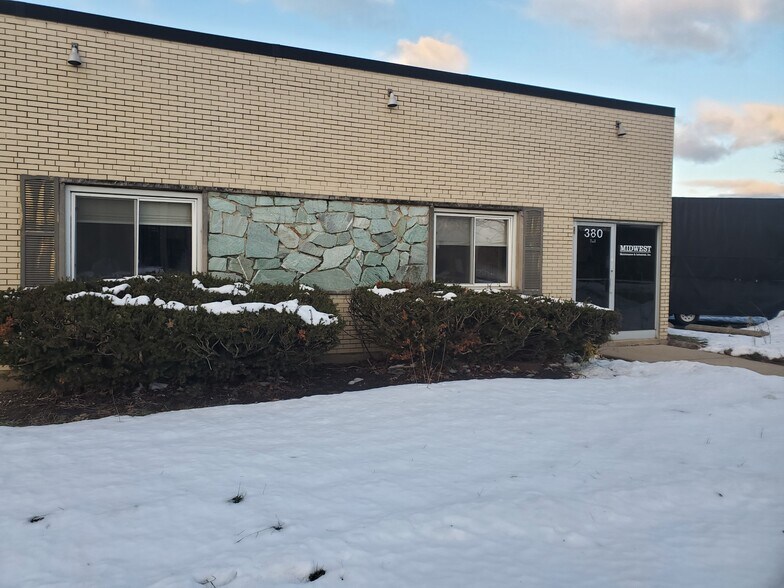 More Photos Of 380 Bennett Dr, Elk Grove Village Warehouse For Lease
