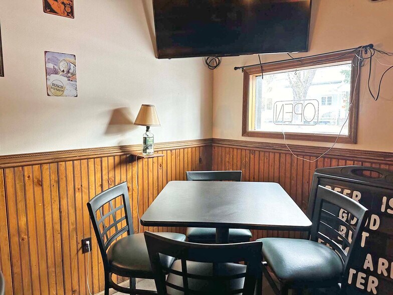 More Photos Of 129 Pike St, Carbondale Bar For Sale
