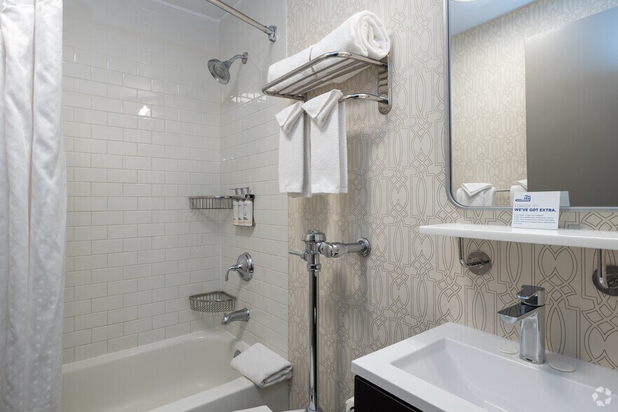 More Photos Of 640 N Wabash Ave, Chicago Hotel For Sale