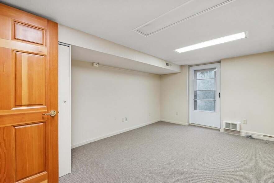 More Photos Of 327 Spokane Ave, Whitefish Flex For Sale