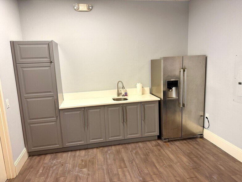 More Photos Of 771 Airport Pulling Rd N, Naples Freestanding For Lease