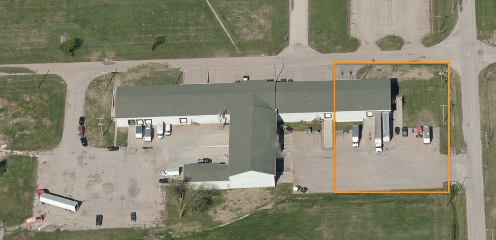 More Photos Of 6800 SE Evans St Forbes Fld, Topeka Distribution For Lease