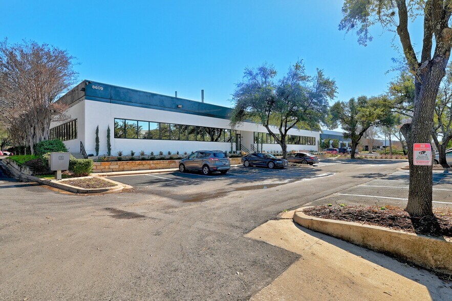 More Photos Of 8609 Cross Park Dr, Austin Office For Lease