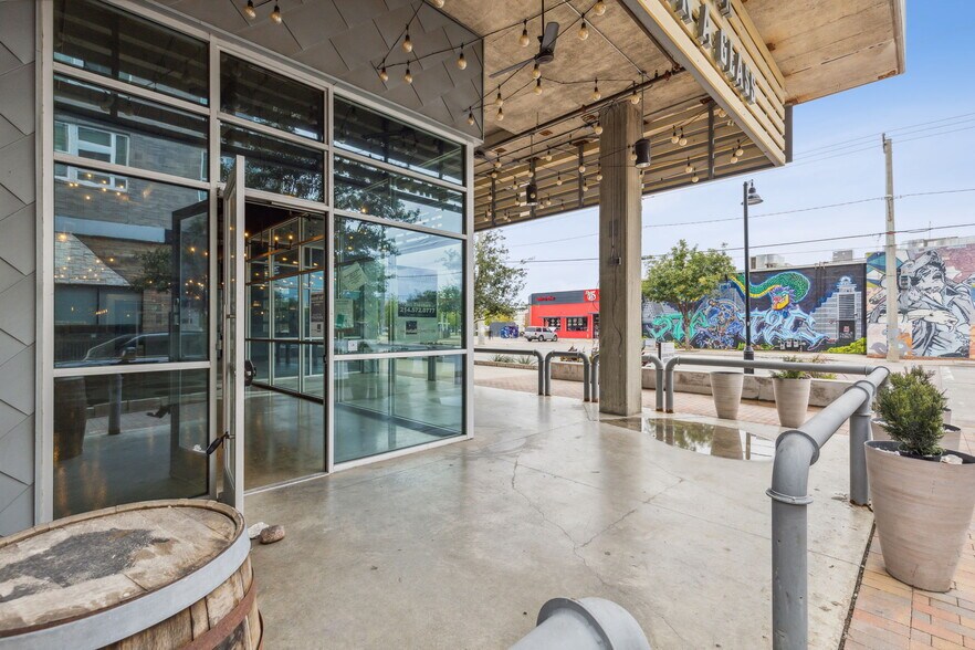 More Photos Of 340 Singleton Blvd, Dallas Restaurant For Lease