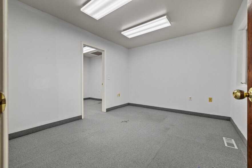 More Photos Of 5875-5881 Allentown Rd, Suitland Office For Sale