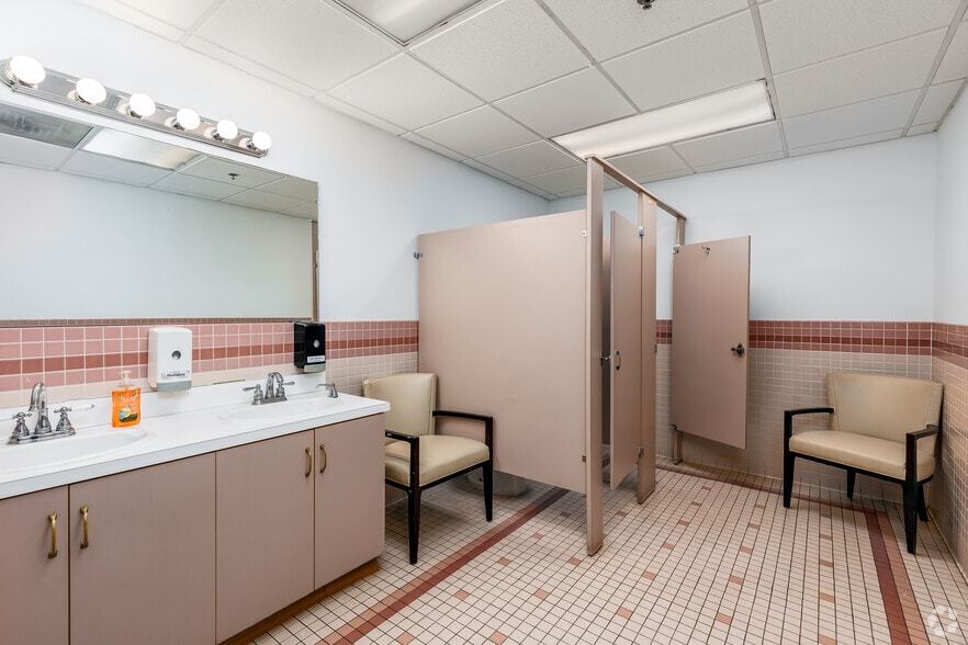 More Photos Of 4464 W Plano Pky, Plano Auto Repair For Lease