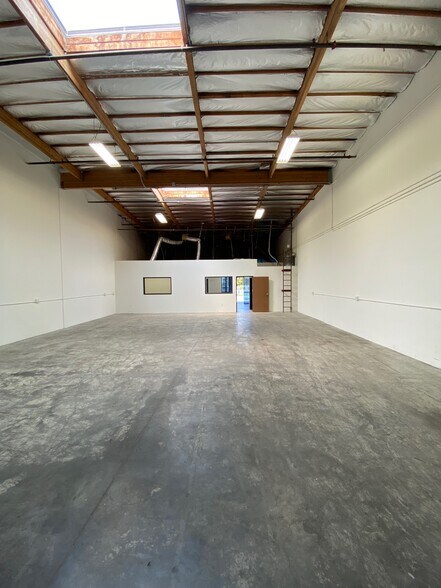 More Photos Of 2240 Celsius Ave, Oxnard Warehouse For Lease
