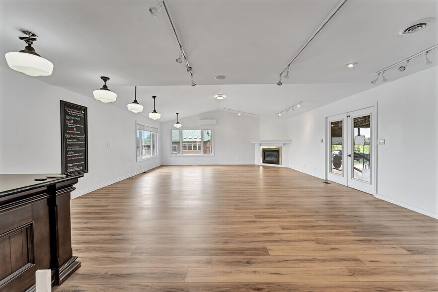 More Photos Of 585 Seacliff Dr, Kingsville Freestanding For Sale