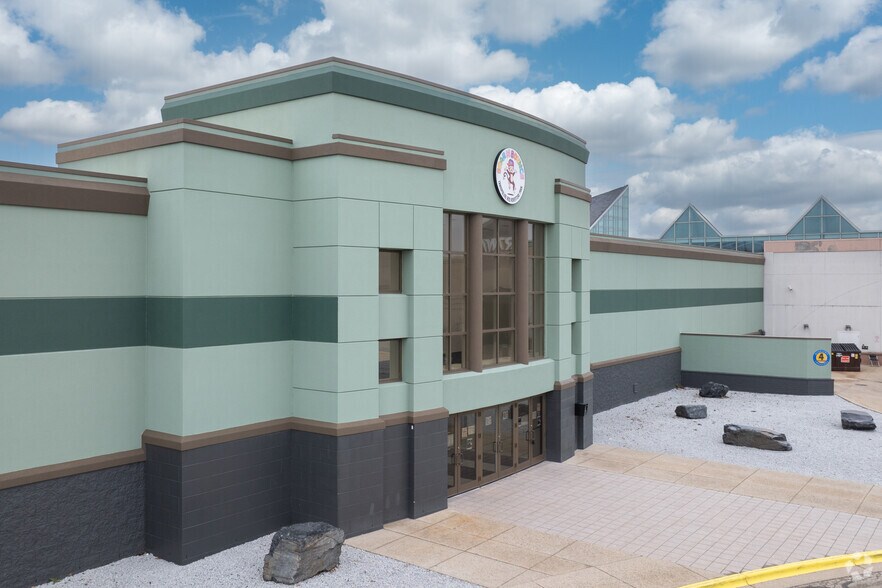 More Photos Of 3668 Rivertown Pky SW, Grandville Department Store For Lease