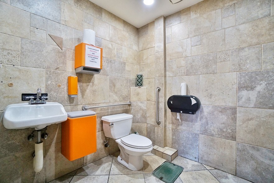 More Photos Of 35 Androvette St, Staten Island Storefront Retail Residential For Lease