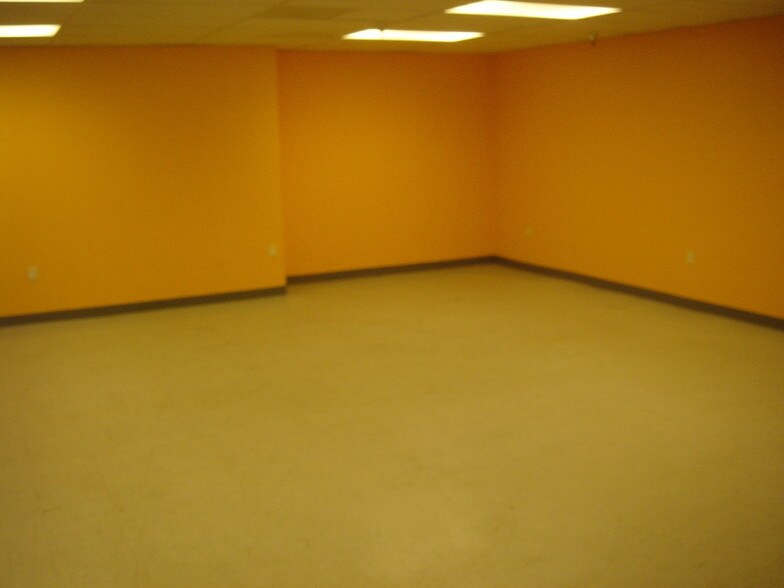 More Photos Of 12150 S Alameda St, Lynwood Office For Lease