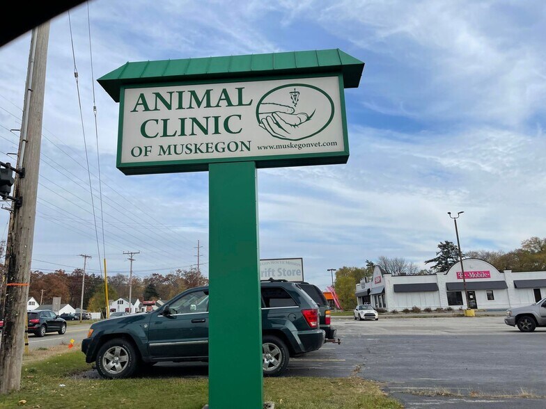 More Photos Of 2007 E Apple Ave, Muskegon Medical For Sale