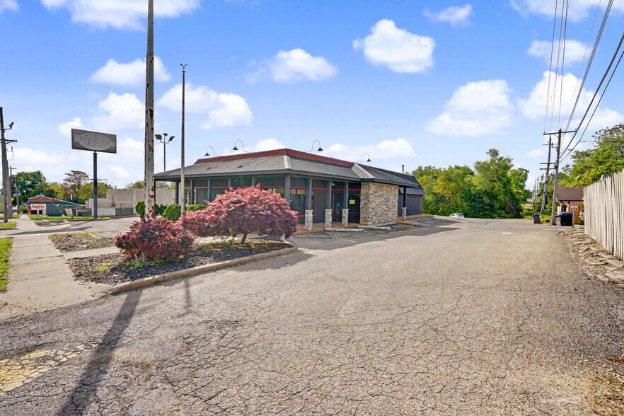 More Photos Of 605 S 10th St, Burlington General Retail For Sale