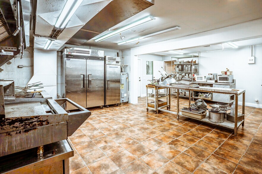 More Photos Of 20805 Seminary St, Hollow Rock Flex For Lease