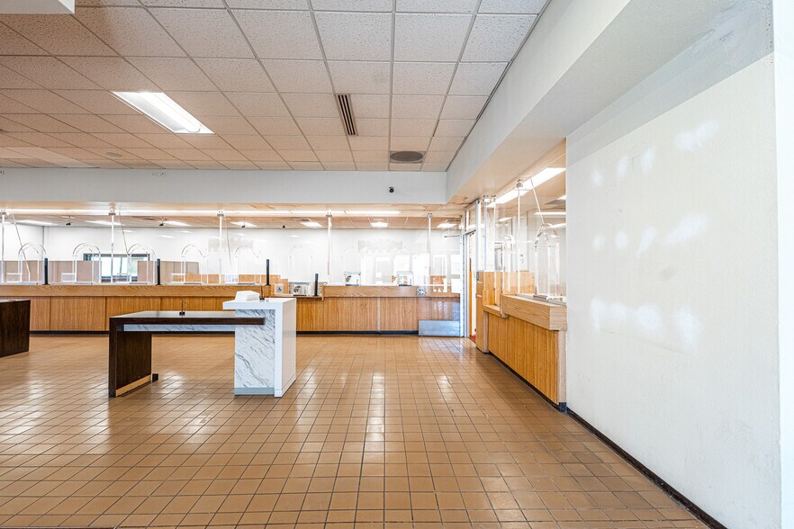 More Photos Of 2495 Lakeshore Dr, Lake Elsinore Bank For Sale