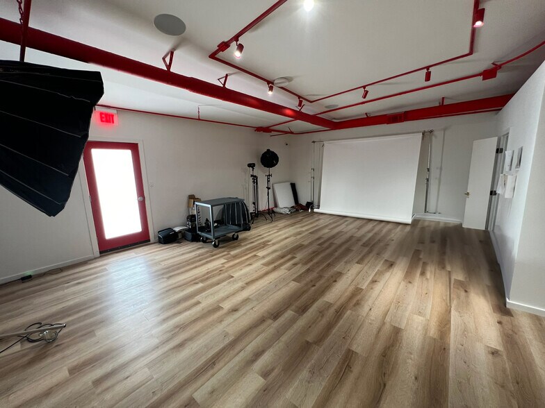 More Photos Of 413 N Moss St, Burbank Light Manufacturing For Sale