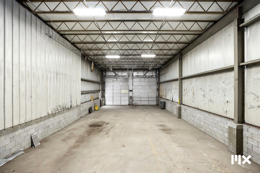 More Photos Of 21685 Northland Dr, Paris Distribution For Sale