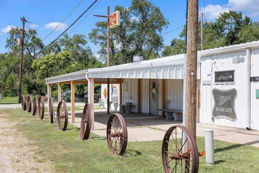 More Photos Of 2106 E 4th Ave, Hutchinson Storefront For Sale
