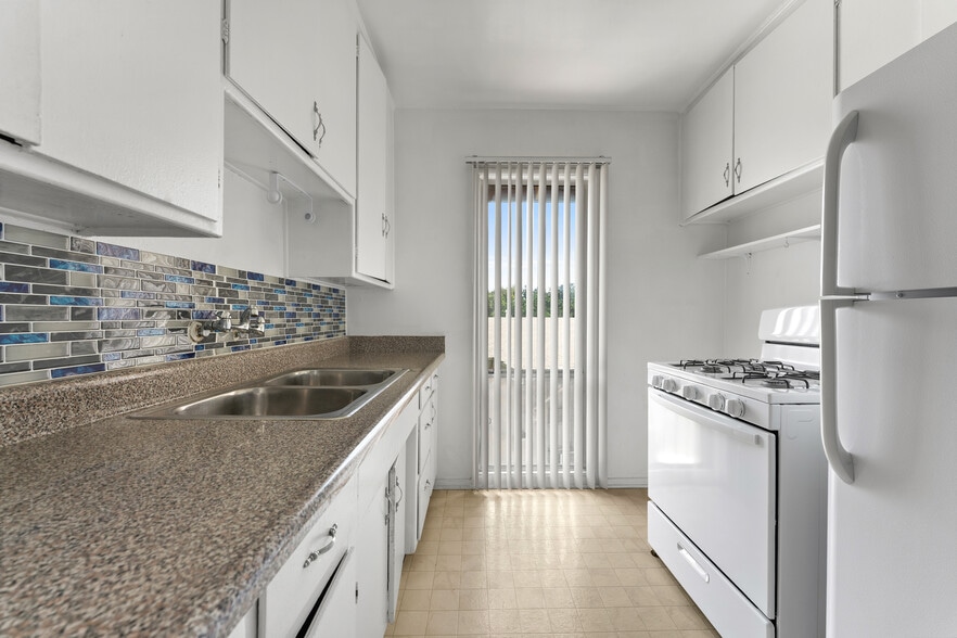 More Photos Of 2131 N Cahuenga Blvd, Los Angeles Apartments For Sale