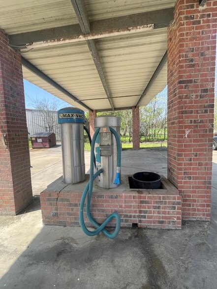 More Photos Of 931 E Dallas Ave, Cooper Self Storage For Sale