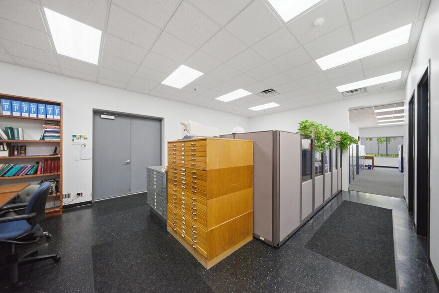 More Photos Of 975 Campus Dr, Mundelein Light Manufacturing For Sale