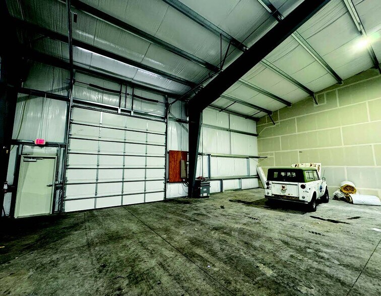 More Photos Of 31970 Cinema way, Tangent Showroom For Lease