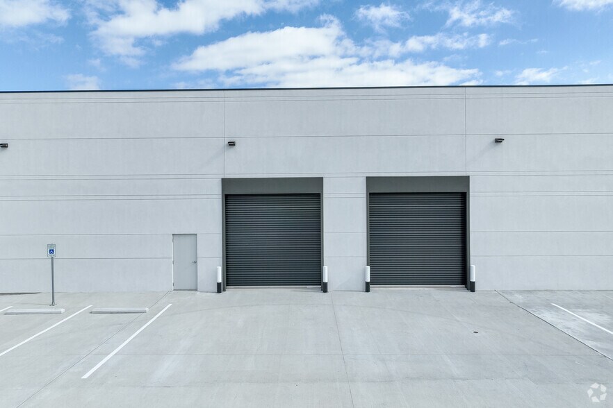 More Photos Of 282 Bucees Blvd, Katy Unknown For Lease