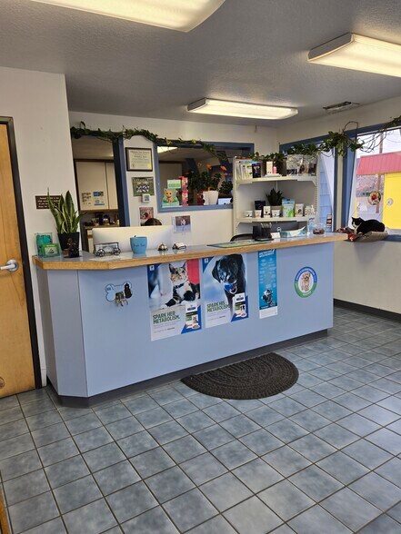 More Photos Of 1037 NW 6th St, Redmond Office For Sale