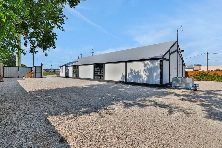 More Photos Of 817 E Main St, Tomball Warehouse For Sale
