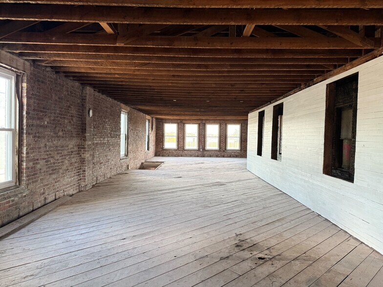 More Photos Of 120 S Main St, Joplin General Retail For Sale