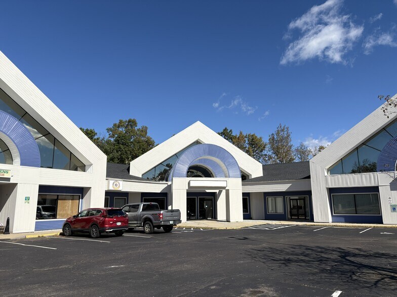 More Photos Of 108 Fisherville Rd, Concord Storefront For Lease