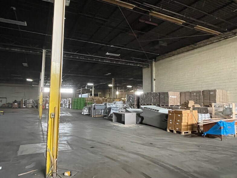 More Photos Of 5570 W 70th Pl, Bedford Park Manufacturing For Lease