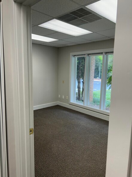 More Photos Of 880 S Pleasantburg Dr, Greenville Office Residential For Lease