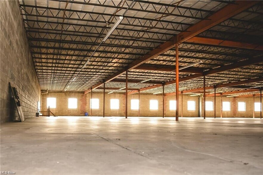 More Photos Of 3539-3549 Main St, Weirton Flex For Lease