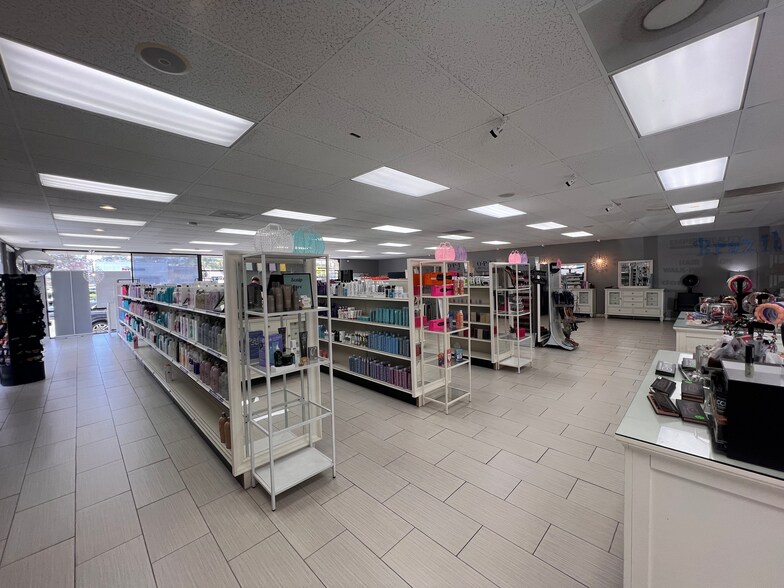 More Photos Of 1631-1637 Garnet Ave, San Diego General Retail For Sale