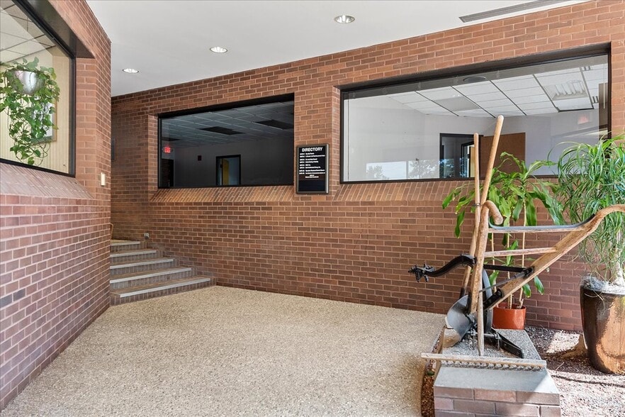 More Photos Of 40 Adloff Ln, Springfield Medical For Lease