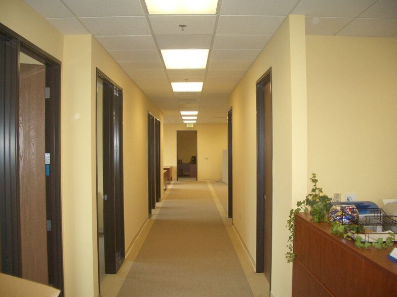 More Photos Of 7535 N San Fernando Rd, Burbank Light Manufacturing For Lease