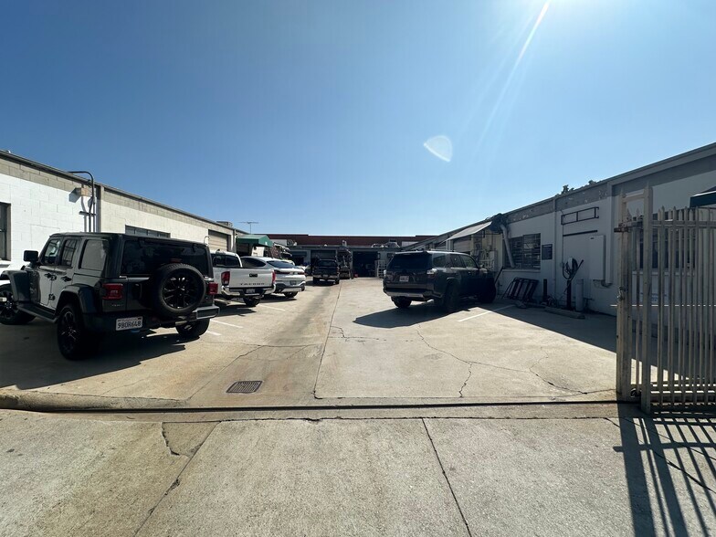 More Photos Of 400-402 W Chevy Chase Dr, Glendale Manufacturing For Lease