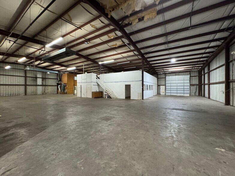 More Photos Of 8508 Rannie Rd, Houston Warehouse For Lease
